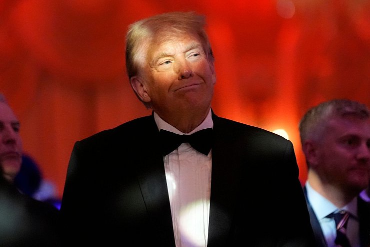 Donald Trump zelebrierte seinen Wahlsieg bei einer Gala - mit vielen seiner Wunschkandidaten für die künftige Regierung. - © Alex Brandon/AP/dpa
