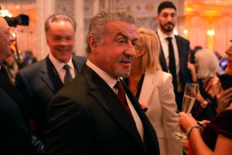 Der Schauspieler Sylvester Stallone war ebenfalls unter den Gästen. - © Alex Brandon/AP/dpa
