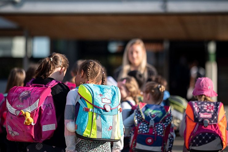 Leistungen vom Kindergeld über den Kinderzuschlag bis zur finanziellen Unterstützung für Klassenfahrten und Freizeit sollen künftig gebündelt werden. - © Sebastian Gollnow/dpa