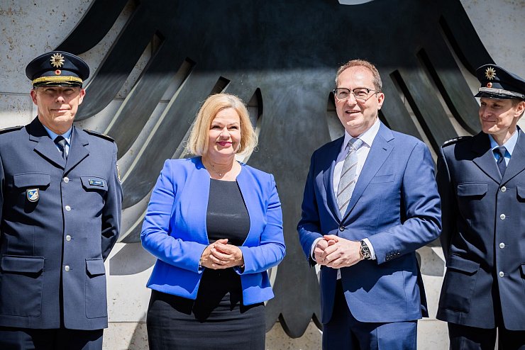 Ex-Bundesinnenministerin Nancy Faeser (SPD), hier bei ihrer Amtsübergabe an Alexander Dobrindt (CSU), hatte sich zum Bundesaufnahmeprogramm mit der damaligen Außenministerin, Annalena Baerbock (Grüne) abgestimmt. (Archivfoto) - © Christoph Soeder/dpa