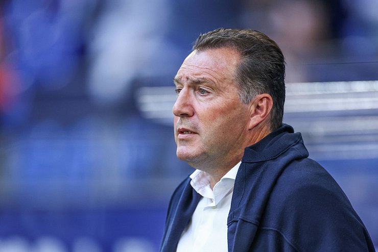 Schalke trennte sich neben dem Trainer auch von Sportchef Marc Wilmots. - © Tim Rehbein/dpa