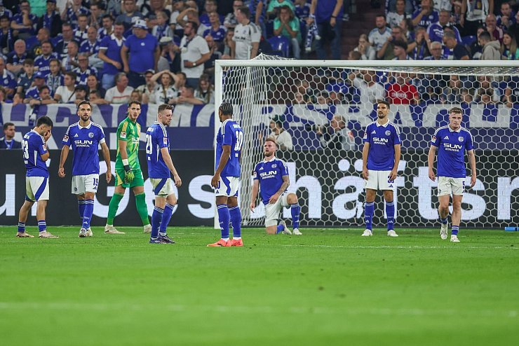 Die Schalker Mannschaft steckt tief in der Krise. - © Tim Rehbein/dpa