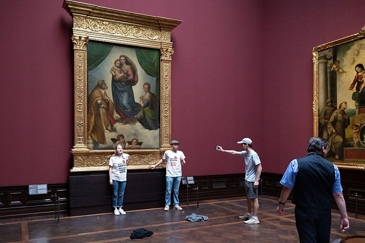 Im Fall der Attacke auf Dresdens „Sixtinische Madonna“ sind die Strafen gemildert worden. (Archivbild) - © Sebastian Kahnert/dpa