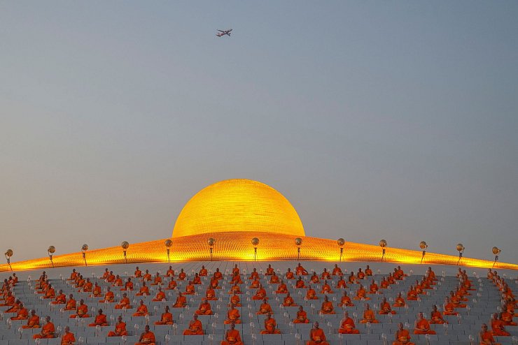 Magha Puja Fest in Thailand - Buddhistische Mönche beten im Wat Phra Dhammakaya Tempel. - © Sakchai Lalit/AP/dpa