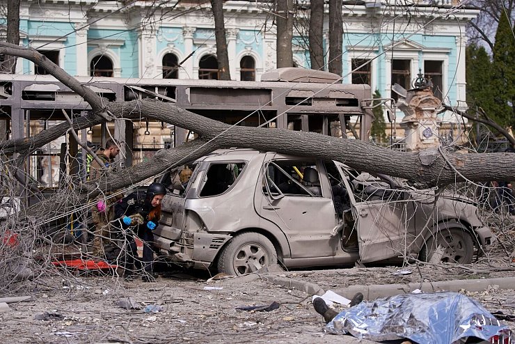 Der Raketenangriff hat große Zerstörung hinterlassen. - © Uncredited/AP/dpa