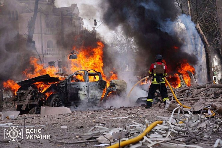 Feuerwehrleute löschen das Feuer nach dem russischen Raketenangriff in Sumy. - © Uncredited/Ukrainian Emergency Service via AP/dpa