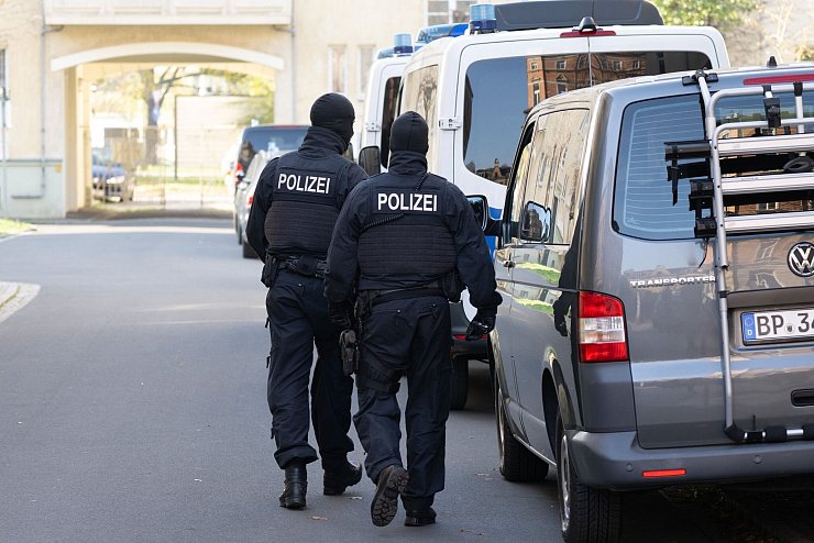 Razzia im Dresdner Stadtteil Cotta. Die Festgenommenen stehen im Verdacht, Mitglieder einer rechtsterroristischen Gruppe zu sein. - © Sebastian Kahnert/dpa