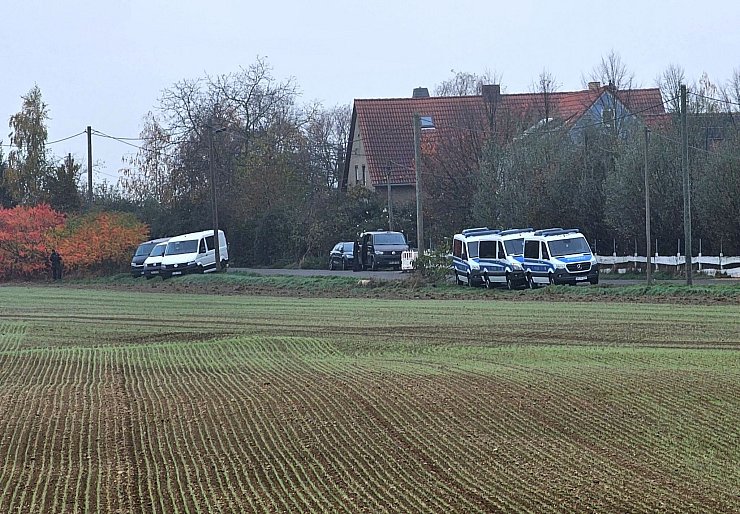 Razzia gegen mutmaßliche Rechtsterroristen am Rande von Grimma. - © Tobias Junghannß/dpa