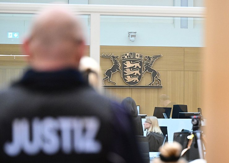 An drei Orten in Deutschland laufen die Prozesse gegen sogenannte Reichsbürger, die der Gruppe um Heinrich XIII. Prinz Reuß zugerechnet werden. (Archivfoto) - © Bernd Weißbrod/dpa-Pool/dpa
