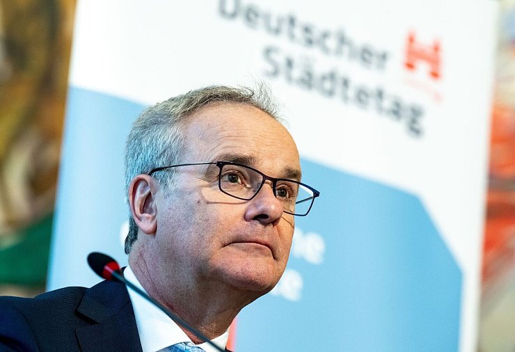 Helmut Dedy vom Deutschen Städtetag sieht Paketautomaten grundsätzlich positiv. (Archivbild) - © Hendrik Schmidt/dpa
