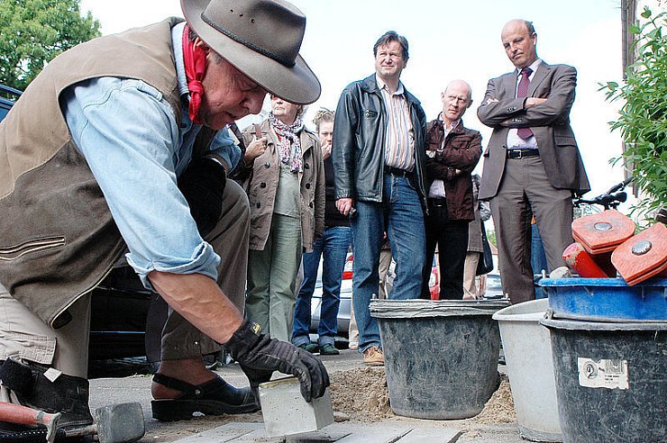 Erinnerung an NS-Opfer: Gunter Demnig setzt einen "Stolperstein". - © Foto: Gallisch