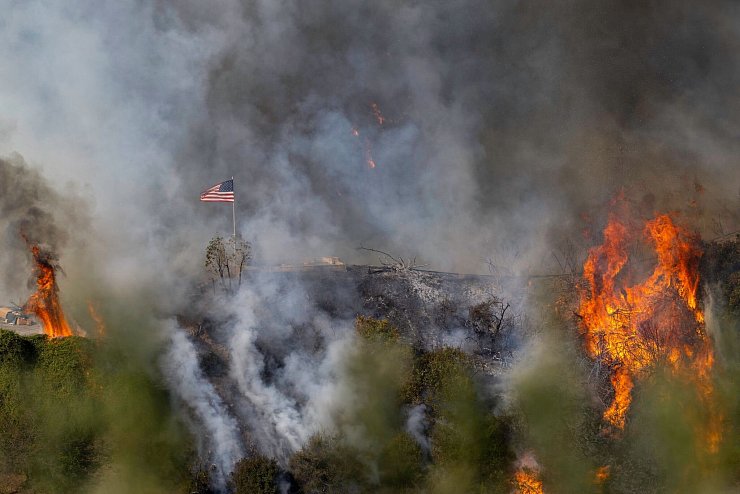 Seit über zehn Tagen kämpft die Feuerwehr gegen die Brände. - © Mark Edward Harris/ZUMA Press Wire/dpa
