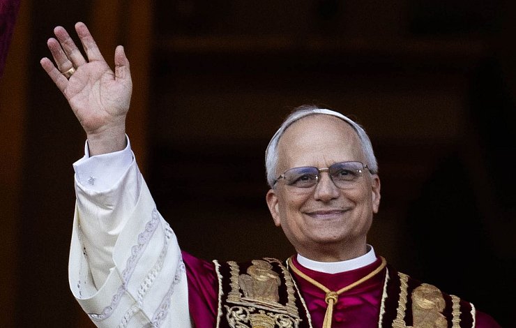 Robert Francis Prevost ist der neue Papst. - © Oliver Weiken/dpa