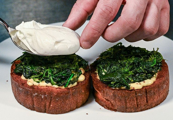 Gerichte wie Eggs Benedict aus pochierten Eiern sind in Frühstückslokalen beliebt. - © Jens Kalaene/dpa