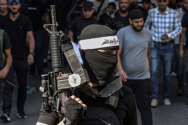 Ein bewaffneter Palästinenser im Westjordanland bei der Beerdigung von zwei palästinensischen Männern der Al-Aqsa-Märtyrer-Brigaden der Palästinenserorganisation Fatah. - © Stringer/dpa