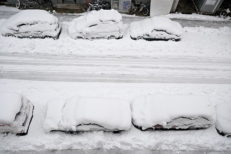 Schnee und Eis haben im Süden Bayerns für Verkehrschaos gesorgt. Hier eine Straße in München. - © Felix Hörhager/dpa