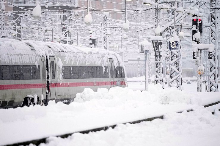 Der Zugverkehr von und zum Hauptbahnhof in München wurde vorübergehend eingestellt. - © Matthias Schrader/AP/dpa