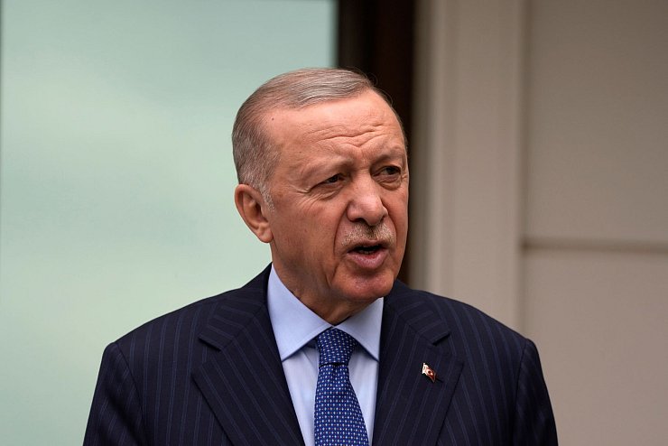 Der türkische Präsident Erdogan droht mit einem Einsatz gegen Kurdenmilizen in Syrien. (Archivbild) - © Khalil Hamra/AP/dpa