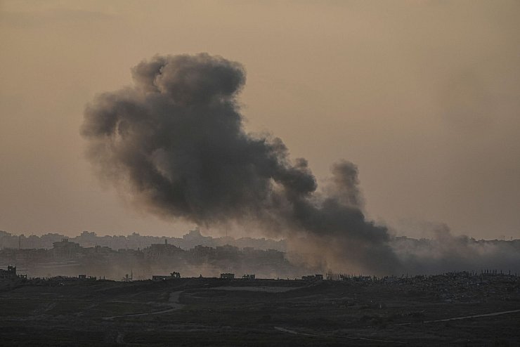 Ungeachtet erneuter Bemühungen um eine Waffenruhe geht der Gaza-Krieg weiter. (Archivbild) - © Tsafrir Abayov/AP/dpa