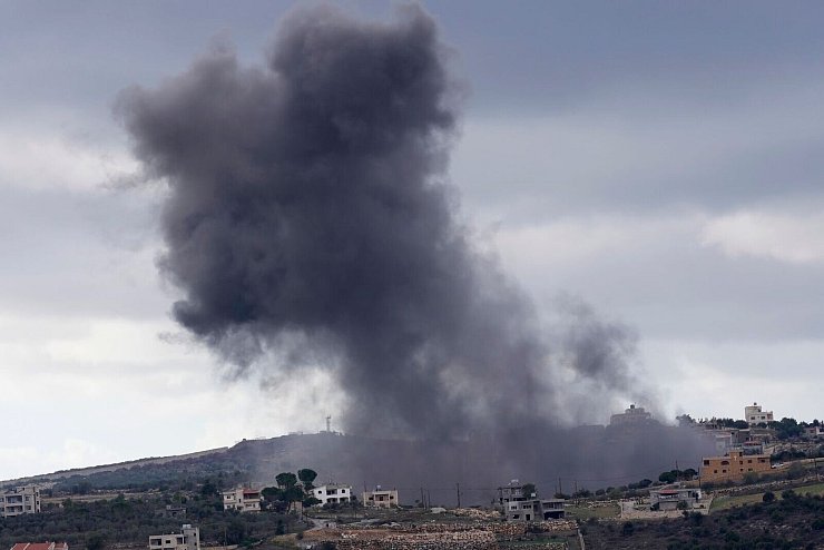 Am Rande der libanesischen Ortschaft Aita al-Shaab steigt Rauch auf. - © Hussein Malla/AP/dpa
