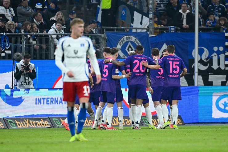Düsseldorfer Jubel nach dem überraschenden 1:1 durch Dawid Kownacki. - © Gregor Fischer/dpa
