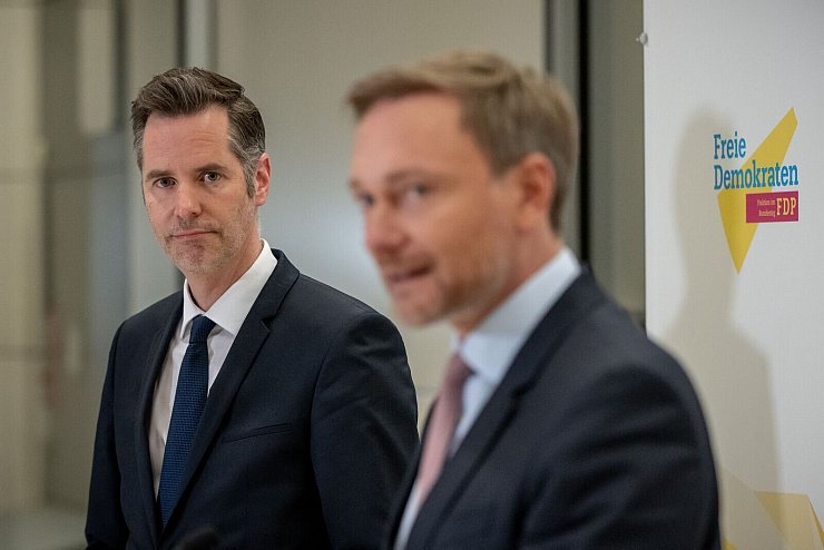 Dürr und Lindner wollen erneut mit Wirtschaftsvertretern sprechen. (Archivbild) - © Michael Kappeler/dpa