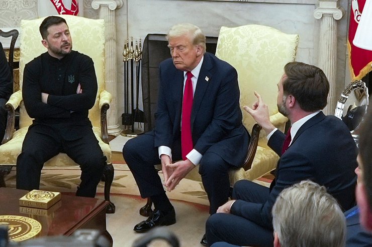 Klare Körpersprache: Selenskyj (l.) hört die Zurechtweisung durch den US-Präsidenten Trump und dessen Vize J.D. Vance. - © Mystyslav Chernov/AP/dpa