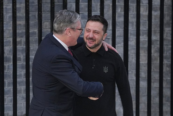 Der ukrainische Präsident Selenskyj (r.) freute sich sichtlich über den herzlichen Empfang in Großbritannien. - © Kin Cheung/AP/dpa