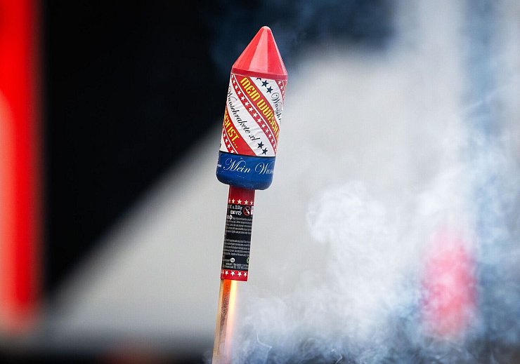 Die brennende Rakete beschädigte in der Wohnung lediglich Möbel. (Symbolbild) - © Soeren Stache/dpa