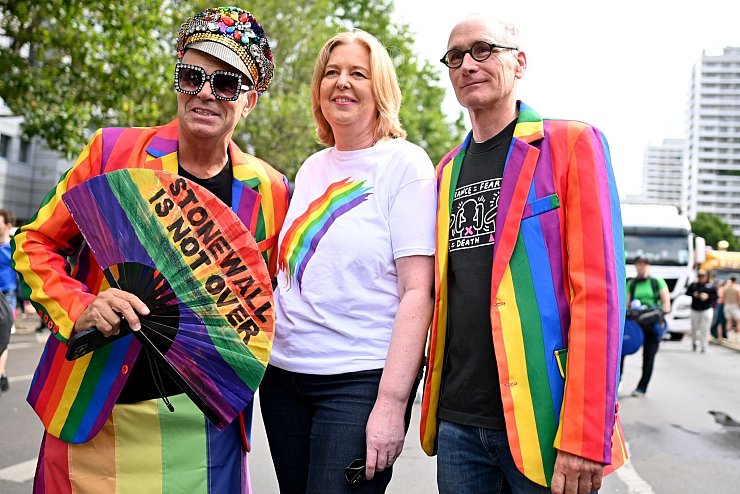 Die frühere Bundestagspräsidentin Bas (SPD) beteiligte sich beim CSD in Berlin - © Fabian Sommer/dpa