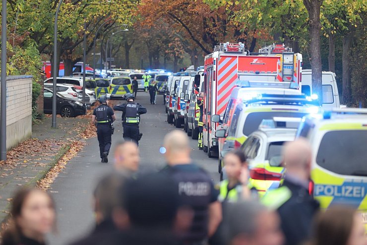 Der Bereich rund um die Schule im östlichen Stadtteil Holweide wurde abgesperrt. - © Sascha Thelen/dpa