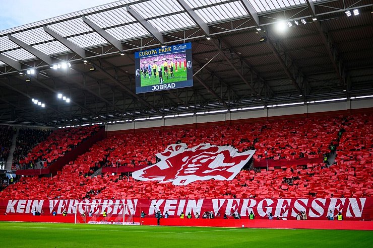Die SC-Fans erinnern an die Schrecken der Nazi-Herrschaft. - © Tom Weller/dpa