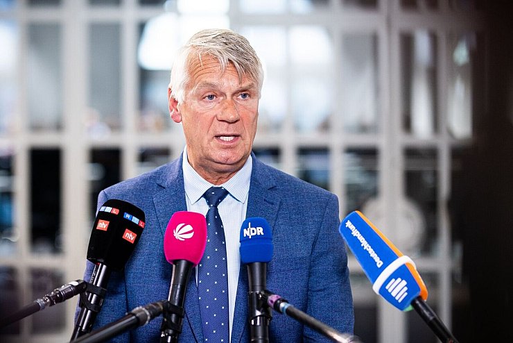 Landespolizeipräsident Brockmann schilderte im Landtag bislang unbekannte Details zum Verhalten des Friedland-Verdächtigen. (Archivbild) - © Moritz Frankenberg/dpa