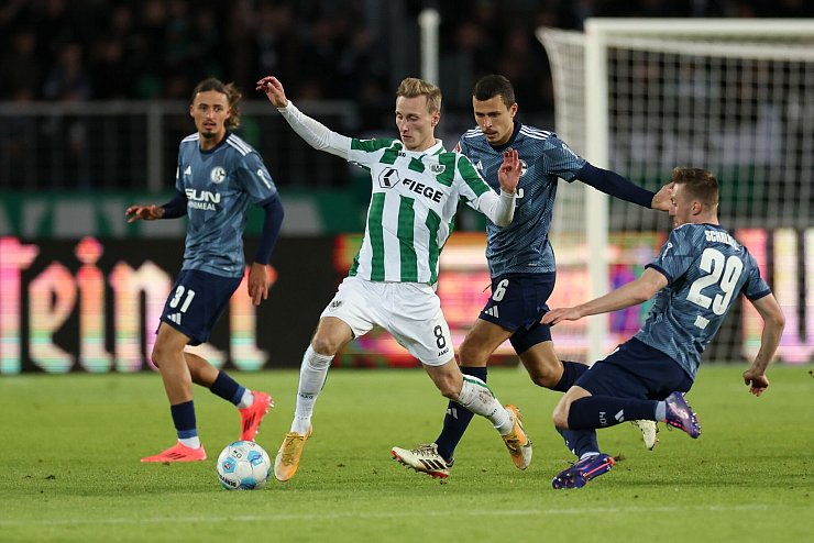 Schalke und Münster liefern sich ein enges Duell. - © Friso Gentsch/dpa