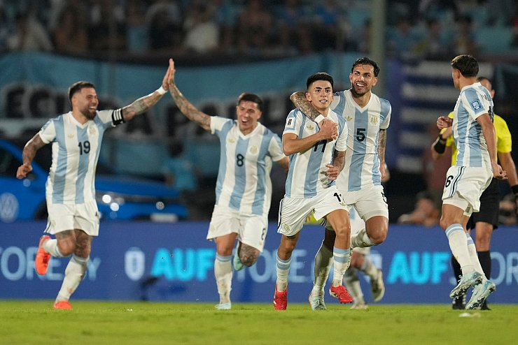 Mit dem Sieg beim Nachbarn Uruguay hält sich Argentinien an der Tabellenspitze der WM-Qualifikation in Südamerika. - © Matilde Campodonico/AP/dpa