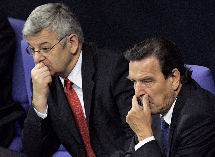 Bundeskanzler Gerhard Schröder hatte es mit noch knapperen Mehrheiten zu tun. (Archivbild) - © Peer Grimm/dpa