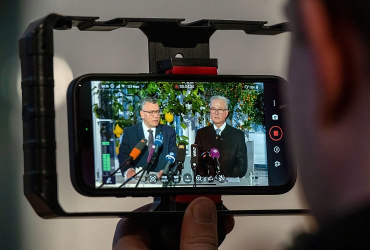 Bayern will im Bundesrat der Grundgesetzänderung für das geplante milliardenschwere Finanzpaket von Union und SPD zustimmen, sagte Staatskanzleichef Florian Herrmann (CSU) bei einem Statement Florian Streibl, Freie-Wähler-Fraktionschef, in München. - © Peter Kneffel/dpa