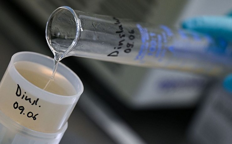 Abwasser wird als Frühwarnsystem für verschiedene Erreger genutzt. (Archivbild) - © Arne Dedert/dpa