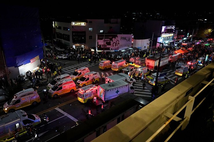 Bei der Tragödie in Seoul waren 142 Rettungsfahrzeuge im Einsatz. - © Lee Jin-Man/AP/dpa