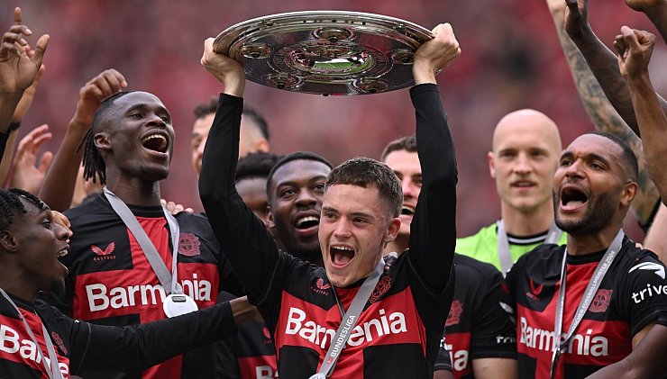 2024 wurde Florian Wirtz (M.) mit Bayer deutscher Meister. - © Marius Becker/dpa