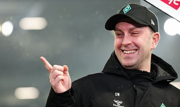 Hatte vor dem Spiel gut Lachen: Werder-Trainer Ole Werner - © Christian Charisius/dpa