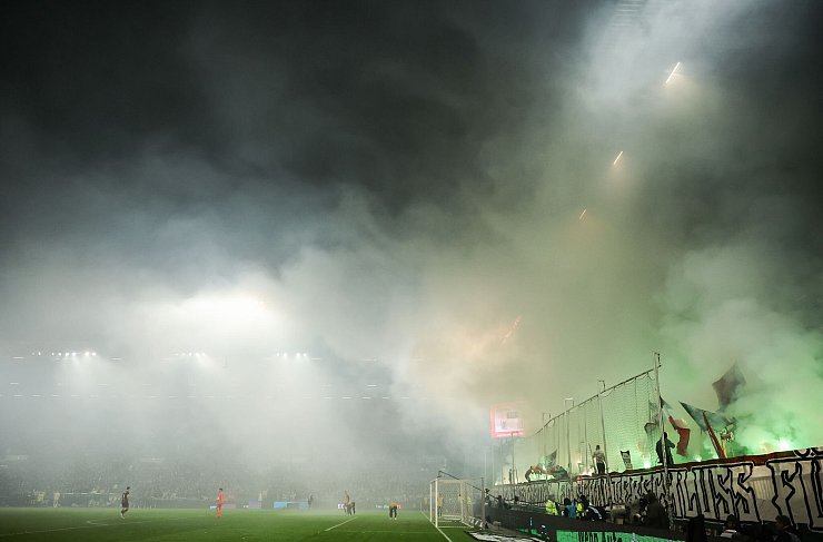 Das Spiel FC St. Pauli und Werder Bremen muss wegen Pyro-Nebels unterbrochen werden. - © Christian Charisius/dpa