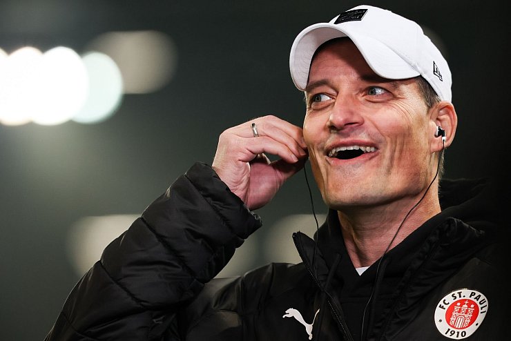 Gute Laune vor dem Anpfiff: FC St. Paulis Trainer Alexander Blessin - © Christian Charisius/dpa