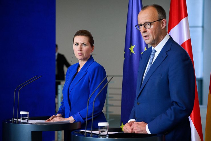 Dänemarks Ministerpräsidentin Mette Frederiksen, hier jüngst nach einem Gespräch mit Kanzler Merz. (Archivbild) - © Bernd von Jutrczenka/dpa