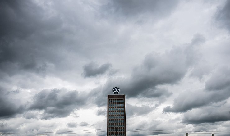 Unterm Strich war der VW-Konzerngewinn im ersten Quartal um 41 Prozent eingebrochen. (Archivbild) - © Julian Stratenschulte/dpa