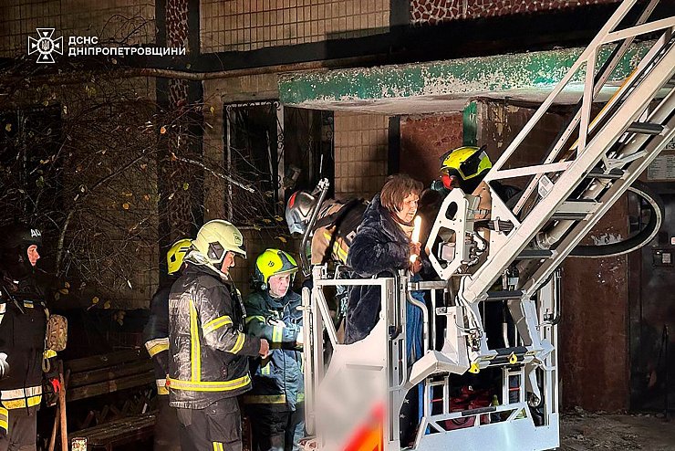 Bei dem Drohneneinschlag in einem mehrstöckigen Wohnhaus in Dnipro verloren zahlreiche Menschen ihre Wohnungen. - © Uncredited/Ukrainian Emergency Service/AP/dpa