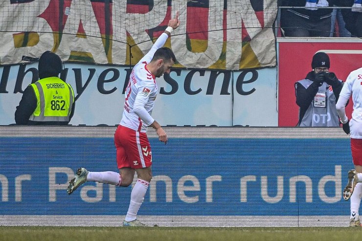 Sargis Adamyan schockt den Hamburger SV früh. - © Armin Weigel/dpa
