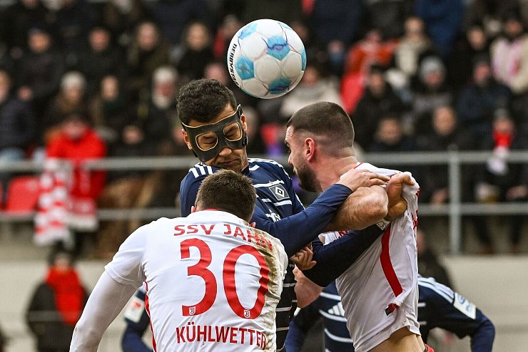 Davie Selke (m) vergibt für den Hamburger SV eine dicke Chance. - © Armin Weigel/dpa