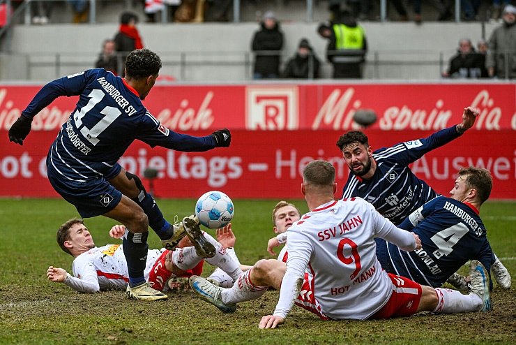 Viel Kampf zwischen Jahn Regensburg und Hamburger SV. - © Armin Weigel/dpa
