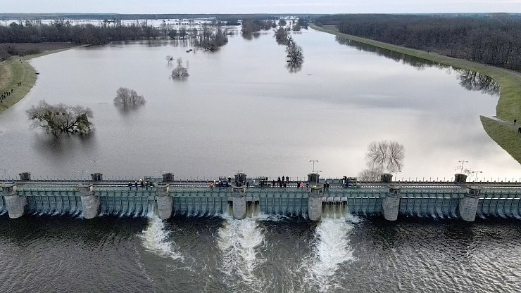 Das Pretziener Wehr war zuletzt im Juni 2013 geöffnet worden. Auch jetzt soll es dafür sorgen, dass ein Drittel des Elbwassers in einen 21 Kilometer langen Kanal fließt. - © Simon Kremer/dpa